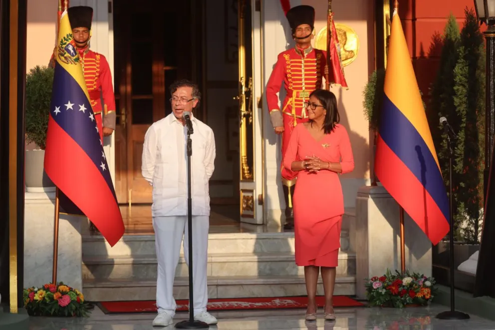 El presidente de Colombia, Gustavo Petro (i), y la mandataria encargada de Venezuela, Delcy Rodríguez, hablan de la integración de sus países en materia de energía eléctrica y de gas, este viernes en Caracas (Venezuela). Foto: EFE