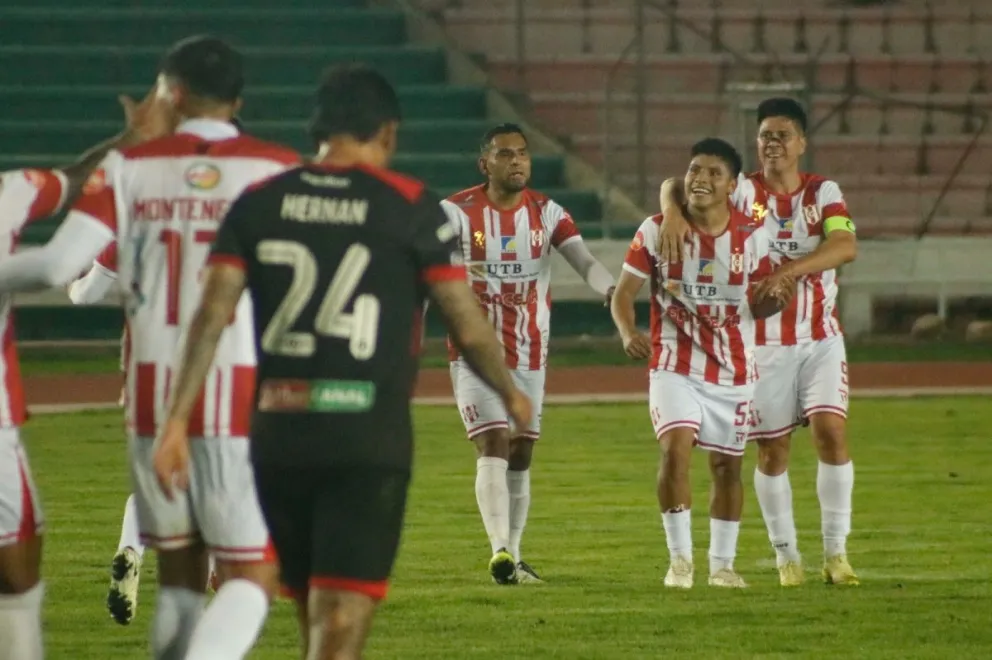 Jugadores de Independiente celebran su primer gol marcado por Juan Villavicencio. Foto: APG