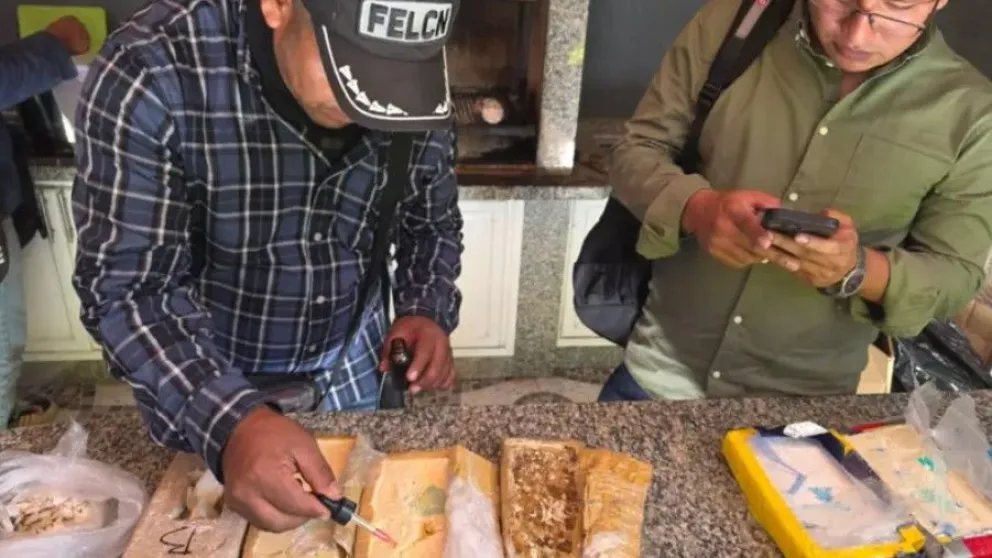 Investigan el hallazgo de paquetes de cocaína en una unidad de la FELCN. Foto: Ernesto Justiniano.
