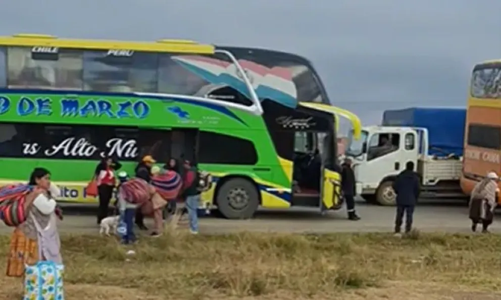 Viajeros intentan pasar el punto de bloqueo en la carretera La Paz–Oruro. Foto: Unitel