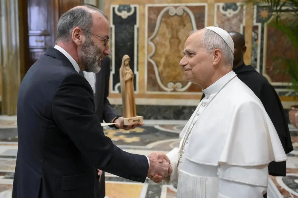 El papa León XIV saluda al presidente del Partido Popular Europeo (PPE), Manfred Weber, durante una audiencia privada con miembros del PPE, en la Ciudad del Vaticano, el 25 de abril de 2026. Foto: EFE