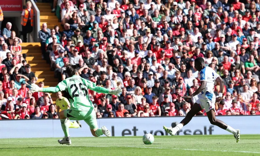 Woodman (izq.), del Liverpool, en una de las varias atajadas que tuvo. Foto: EFE.