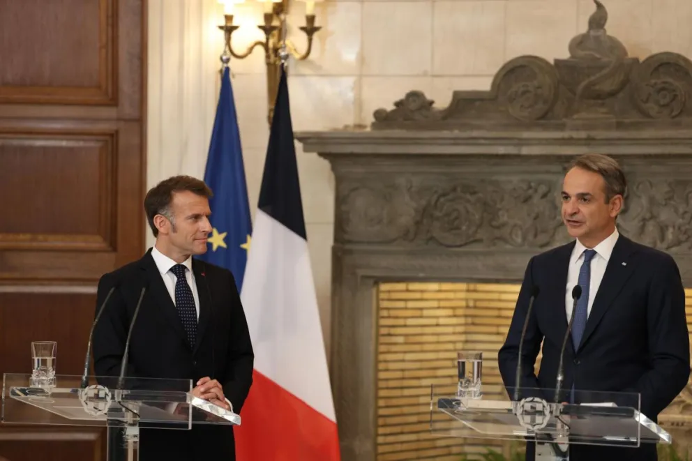 El presidente francés, Emmanuel Macron (I), ofrece una rueda de prensa conjunta en Atenas junto al primer ministro griego, Kyriakos Mitsotakis (D). Foto: EFE