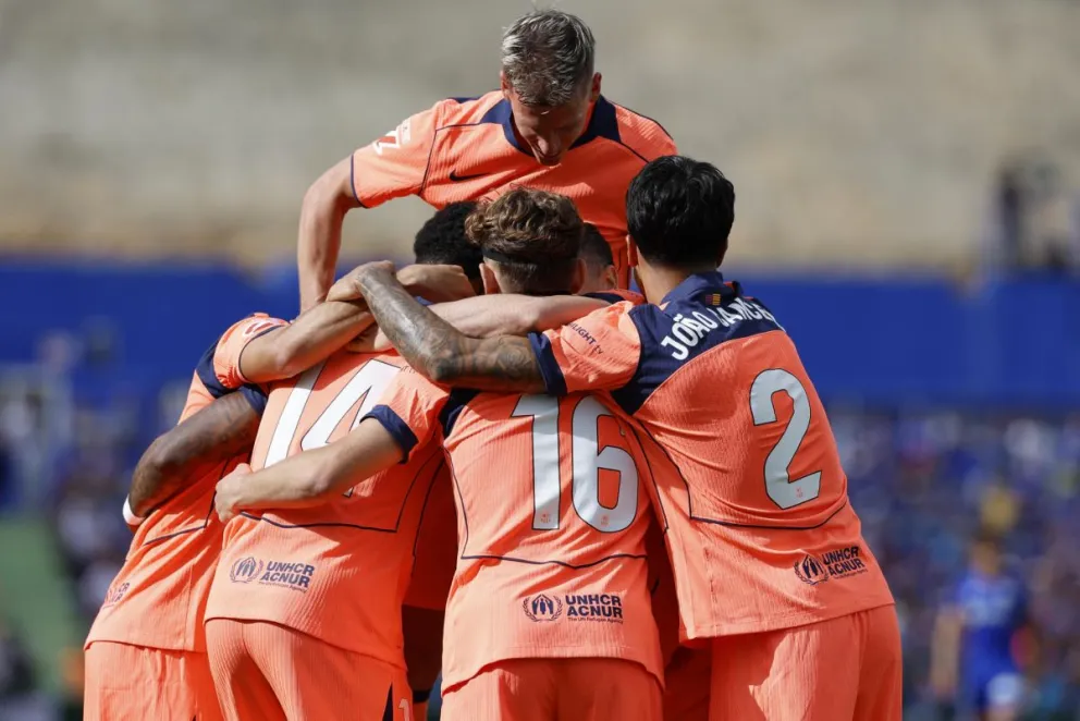 Futbolistas del Barcelona festejan por uno de sus goles. Foto: EFE.