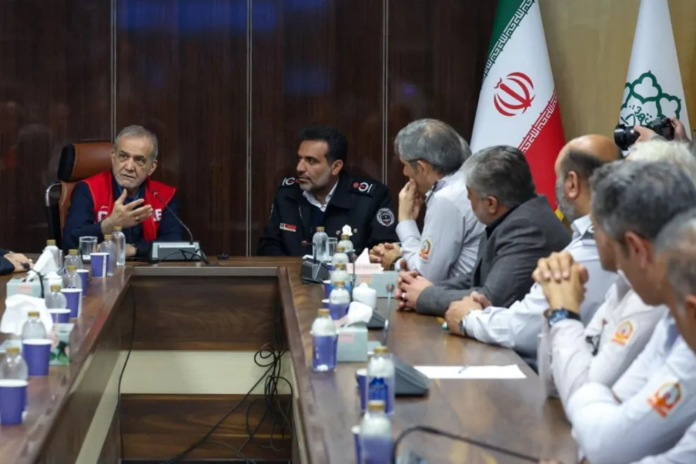 Fotografía difundida este lunes por la agencia de noticias iraní Tasnim que muestra al presidente de Irán, Masoud Pezeshkian (I), durante una visita a una estación de bomberos. EFE/ Agencia Tasnim