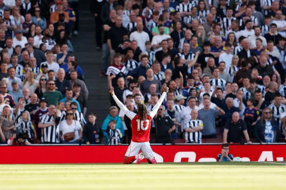 El jugador del Arsenal Eberechi Eze celebra el 1-0. Foto: EFE.