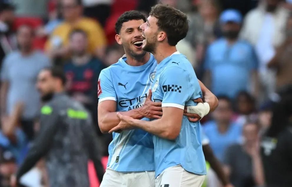 Nico Gonzalez (der.) festeja su gol con Matheus Nunes. Foto: EFE.