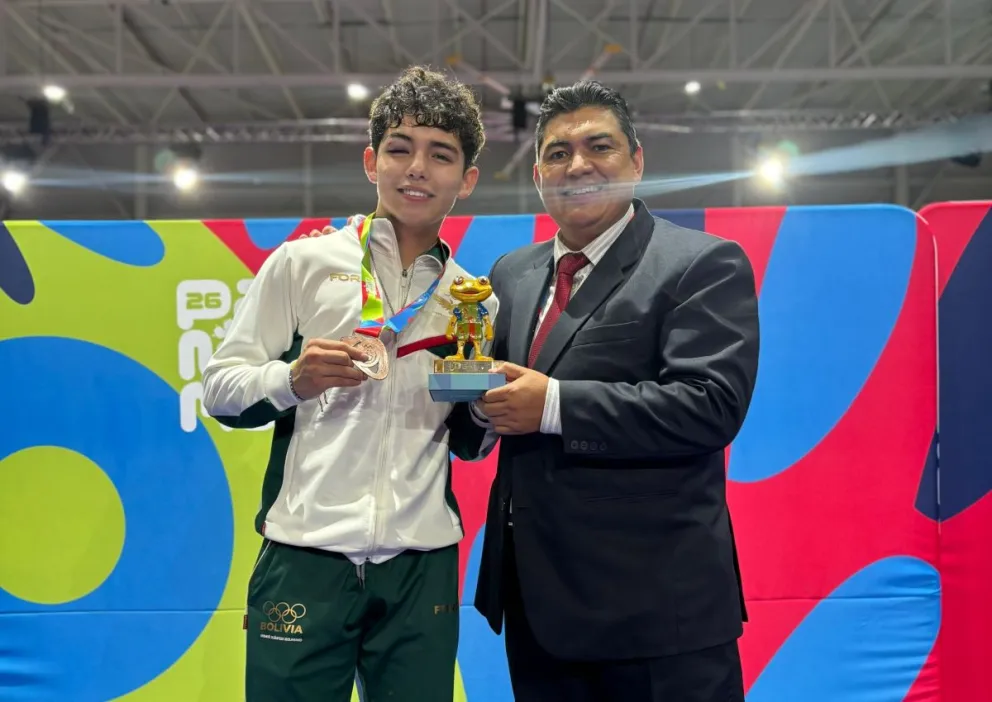 Vargas (izq.) con su medalla y Kjarol Herrera, presidente de la Feboka. Foto: Feboka.