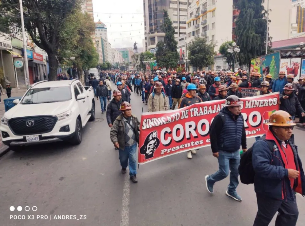 Sindicatos mineros de las empresas mineras Corocoro y Colquiri llaman a defender las empresas estatales y se declaran en emergencia. Foto Urgente.bo