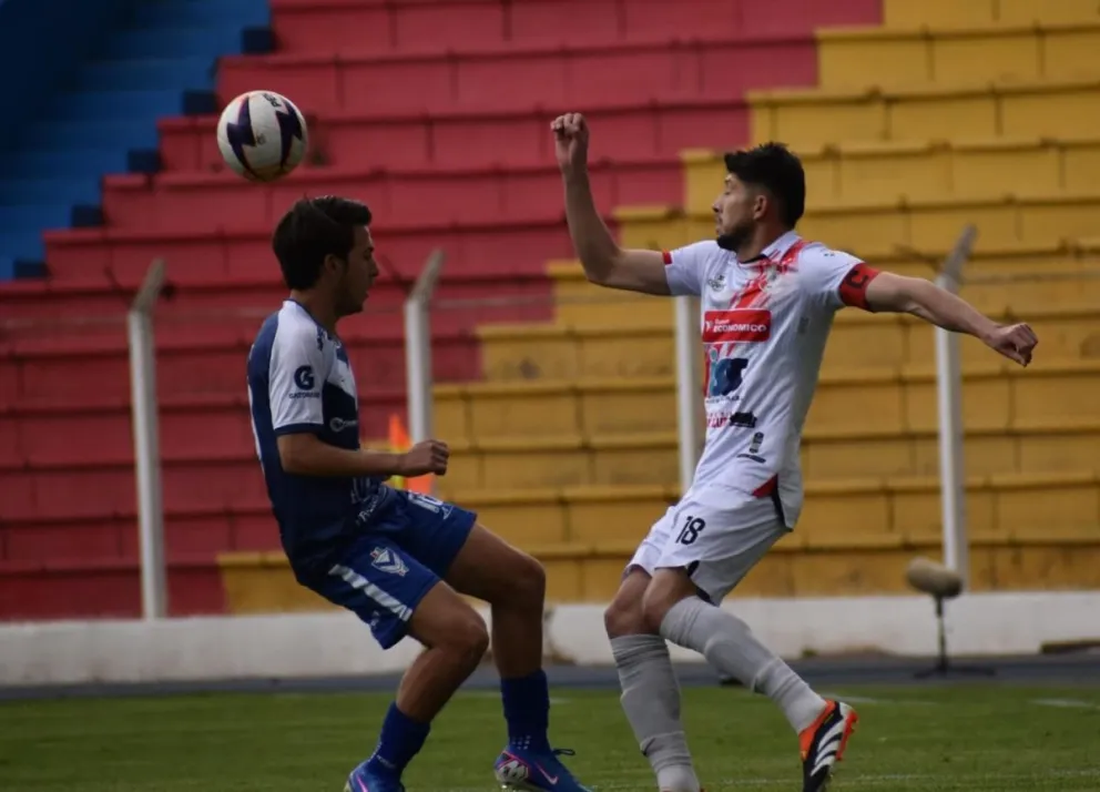 Incidencia entre Nacional (de blanco) y GV San José. Foto: Agencia Marka Registrada.