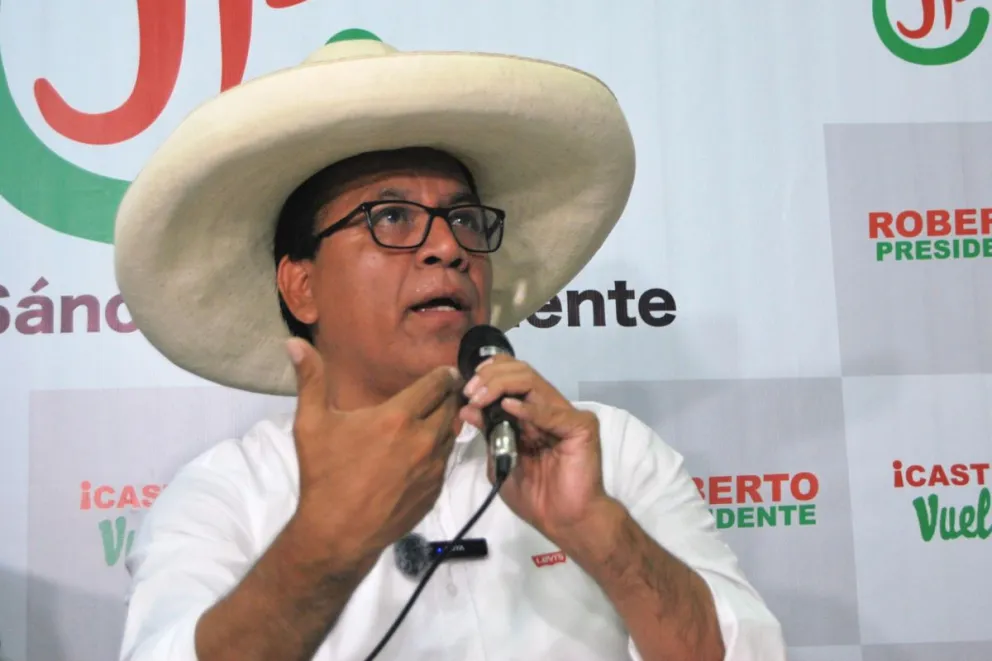 El candidato a la presidencia de Perú por el partido Juntos por el Perú, el izquierdista Roberto Sánchez, habla en una rueda de prensa este sábado, en Lima (Perú). EFE/ Fernando Gimeno