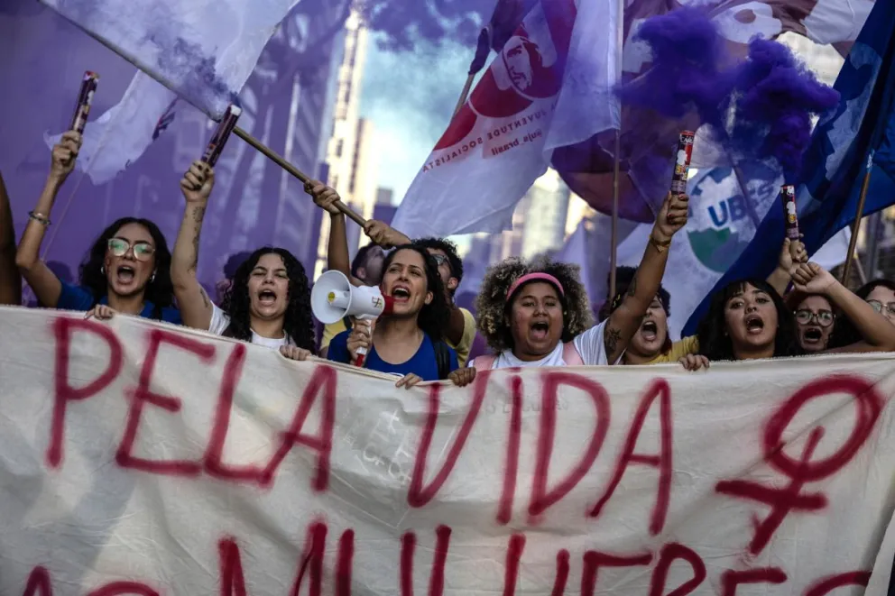 Mujeres participan en una manifestación para exigir a la Cámara de los Diputados que apruebe un proyecto de ley que tipifica la misoginia, con penas más duras para los discursos de odio hacia las mujeres, este sábado, en Sao Paulo (Brasil). EFE
