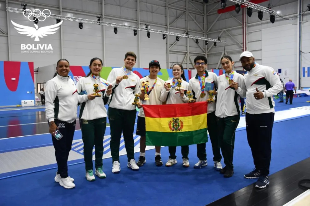 Los esgrimistas con su presea dorada. Foto: COB.