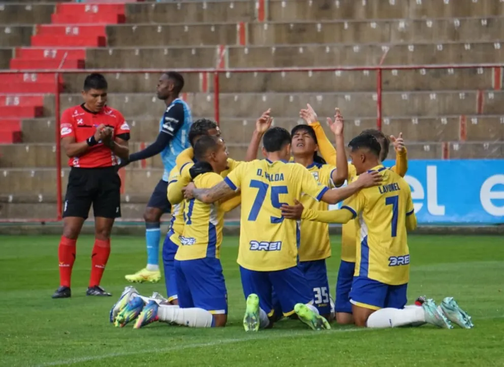 Jugadores de ABB celebran el tanto de Chumacero. Foto: APG.