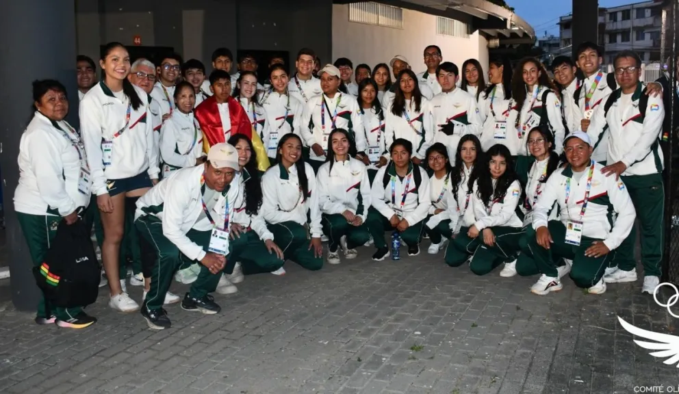 La delegación nacional en la ceremonia de clausura que se realizó el sábado por la noche. Foto: COB.
