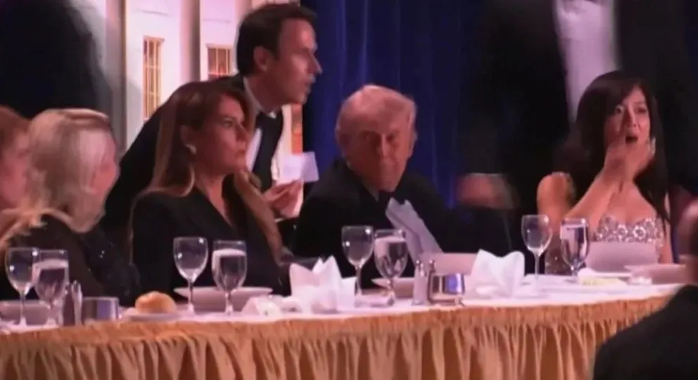 Captura de imagen de un video facilitado por la Casa Blanca. El presidente de EE.UU., Donald Trump, en una cena con corresponsales en Washington. Foto: EFE