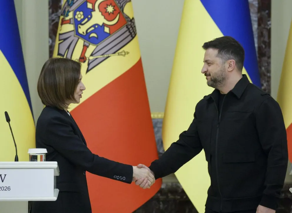 El presidente de Ucrania, Volodímir Zelenski, y la presidenta de Moldavia, Maia Sandu, se dan la mano tras una rueda de prensa conjunta en Kiev. Foto: EFE