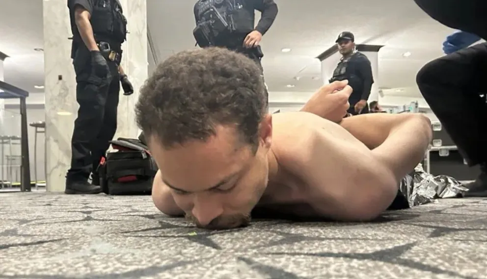 Fotografía difundida en la cuenta oficial @realDonaldTrump de la red social Truth del presidente de los Estados Unidos, Donald Trump, donde se muestra al supuesto tirador arrestado por agentes del Servicio Secreto este sábado. Foto: EFE