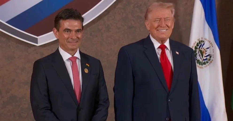 El presidente Rodrigo Paz, junto al mandatario estadounidense Donald Trump. Foto: EFE