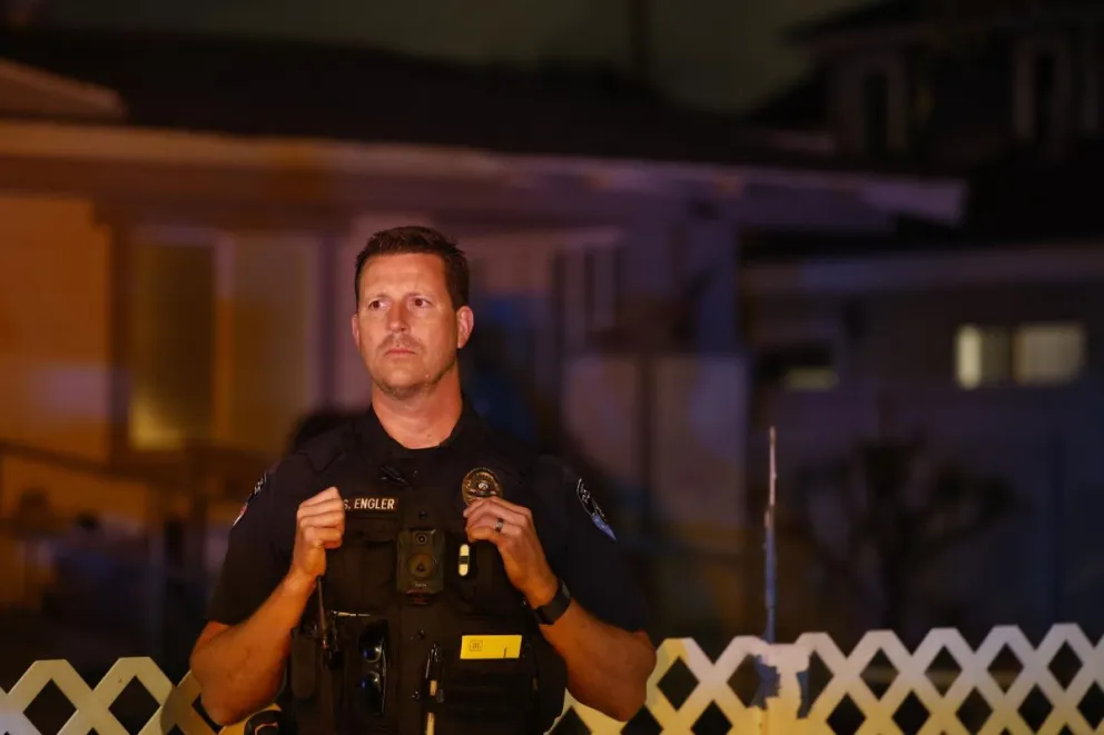 Un agente de la policía de Torrance parado fuera de la casa en Torrance, California, del joven arrestado tras el tiroteo durante la cena de corresponsales de la Casa Blanca a la que asistía el presidente Donald Trump. Foto: EFE