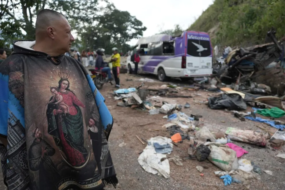 Personas observan este domingo vehículos destruidos por un atentado ocurrido en la Vía Panamericana en Cajibío (Colombia). Foto: EFE/Ernesto Guzmán
