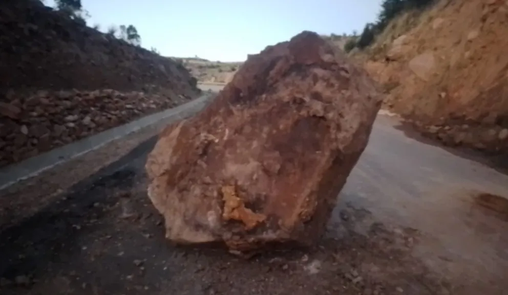 Roca de gran magnitud que cayó en el Tramo Llallagua – Ravelo. Foto: ABC