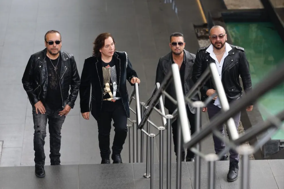 De izquierda a derecha, los integrantes del grupo Elefante, Javier Ortega, Luis Alberto Pórtela Solórzano, Flavio López y Rafa López posan al término de una entrevista con EFE este sábado, en Ciudad de México (México). EFE/ Sáshenka Gutiérrez