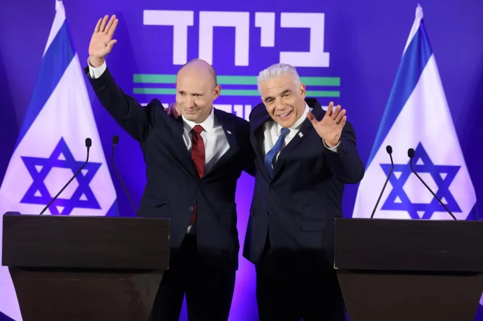 El ex primer ministro israelí Naftali Bennett (i) y el líder de la oposición israelí, Yair Lapid (d), durante la rueda de prensa conjunta en la que anunciadon la creación de Juntos. EFE
