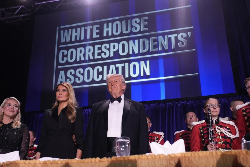 El presidente de Estados Unidos, Donald Trump, junto a la primera dama, Melania Trump, durante la Cena de Corresponsales de la Casa Blanca. Foto: EFE