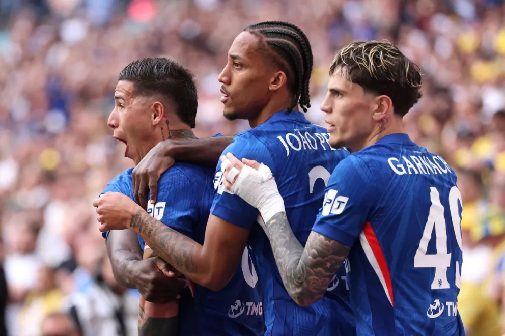 Fernández (izq.) celebra su gol para el Chelsea con sus compañeros. Foto: EFE.