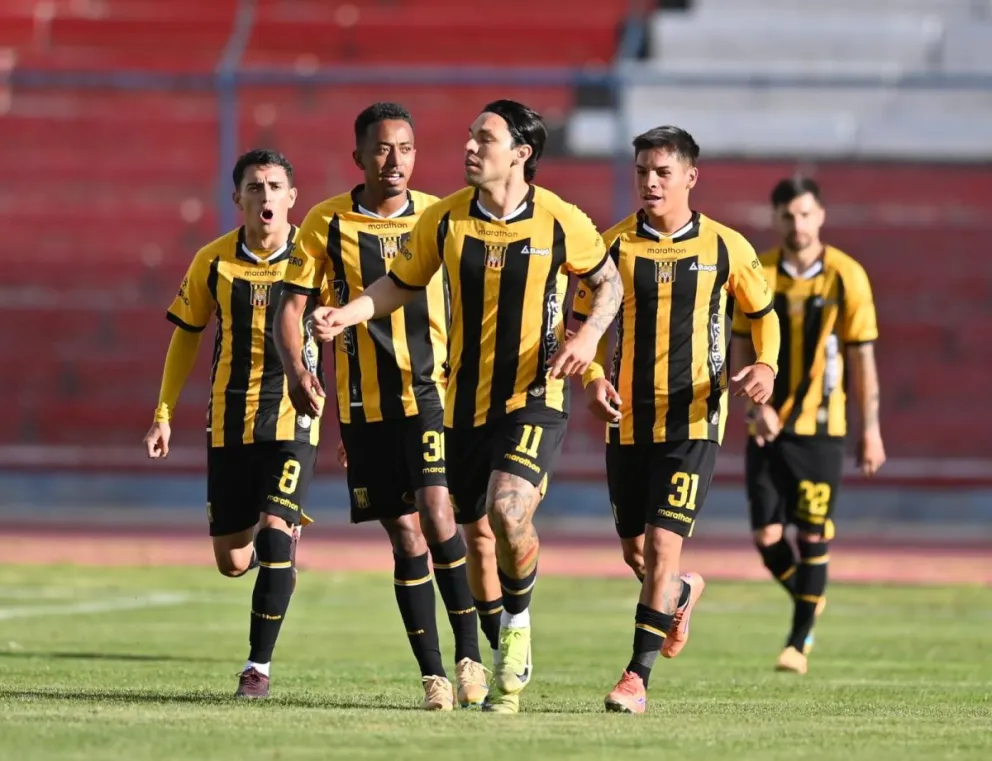 Algarañaz celebra el tercer gol de los aurinegros Foto: Agencia Marka Registrada