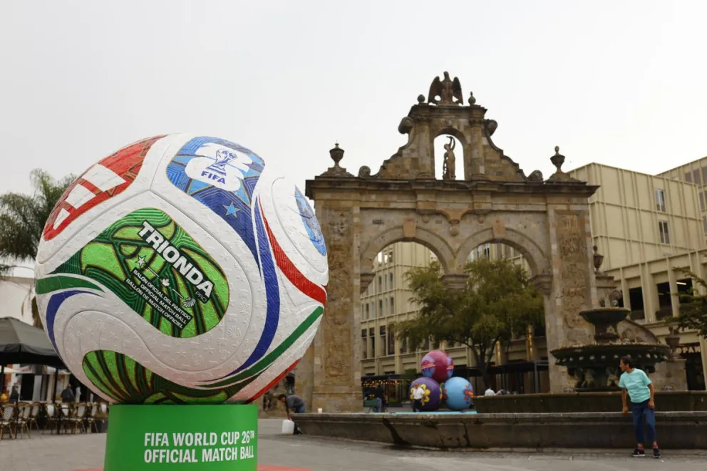 Una persona observa un balón gigante este sábado, en la ciudad de Guadalajara, Jalisco (México). EFE/ Francisco Guasco