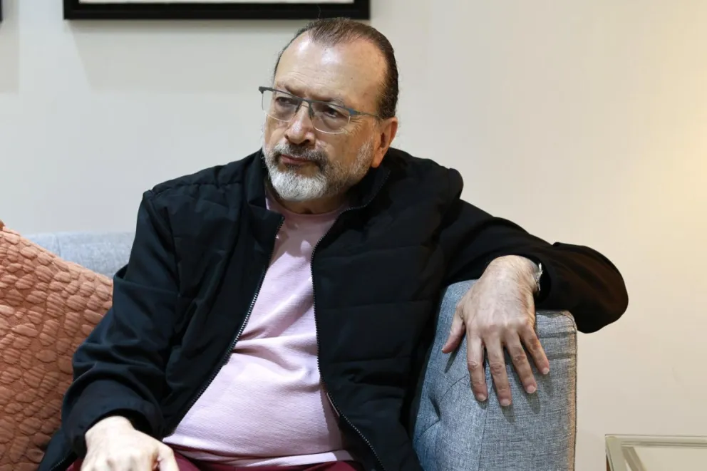 El laureado poeta y ensayista colombiano William Ospina habla durante una entrevista con EFE en el marco del Congreso Internacional de Escritores este viernes, en Caguas (Puerto Rico). EFE/Thais Llorca