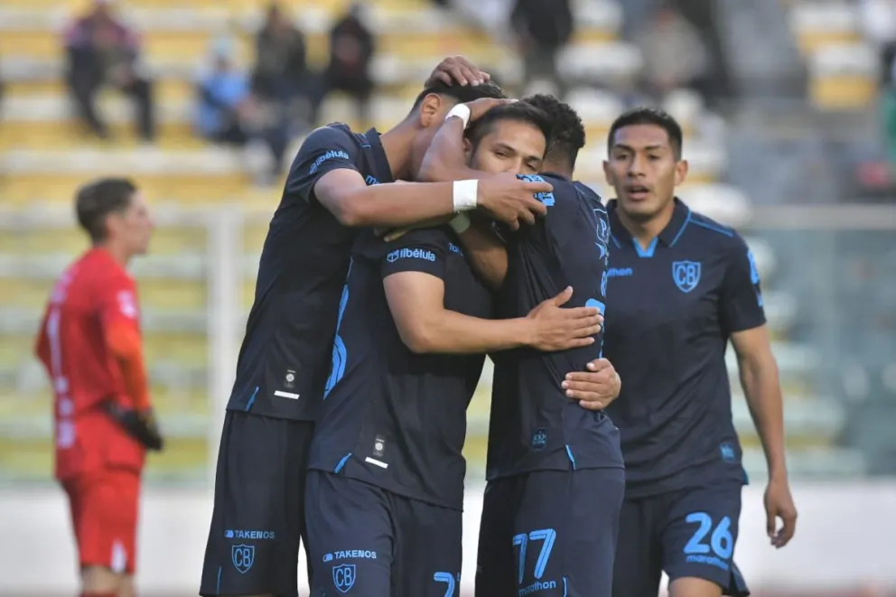 El capitán Justiniano celebra su primer gol para la Academia con sus compañeros. Foto: APG.