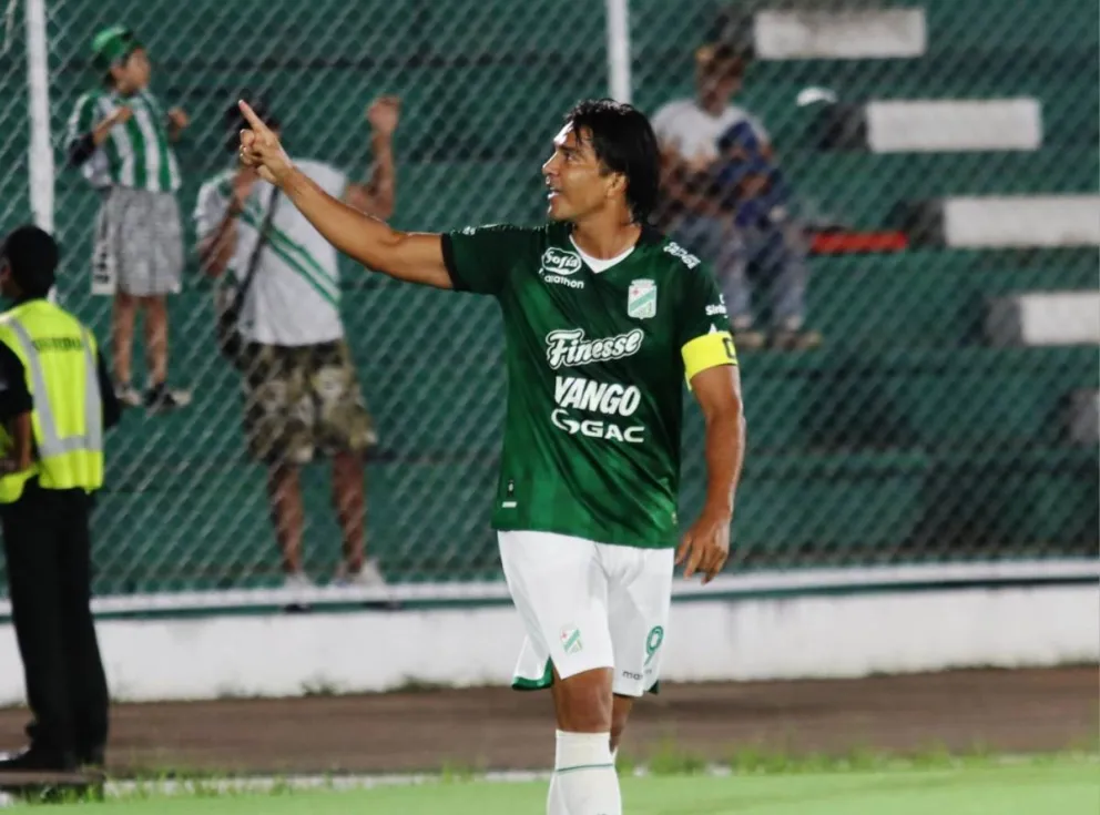 Marcelo Martins celebra el primer gol del compromiso. Foto: Agencia Marka Registrada