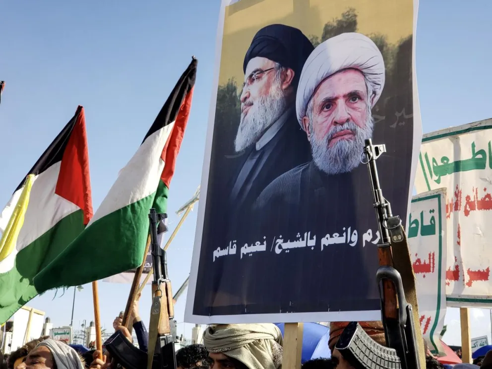 Una manifestación con la imagen del líder de Hizbulá, Naim Qassem, y del fallecido Hassan Nasrallah. Foto: EFE