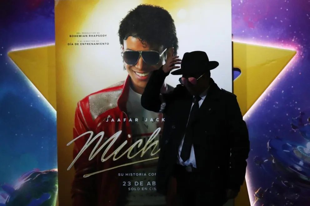 Una persona posa frente a un cartel de la película 'Michael', el pasado jueves 23 de abril en una sala de cine en La Paz. Foto: EFE