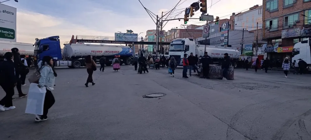 Bloqueo de camiones cisternas en el cruce Viacha, en El Alto. Foto: Tele Estrella 