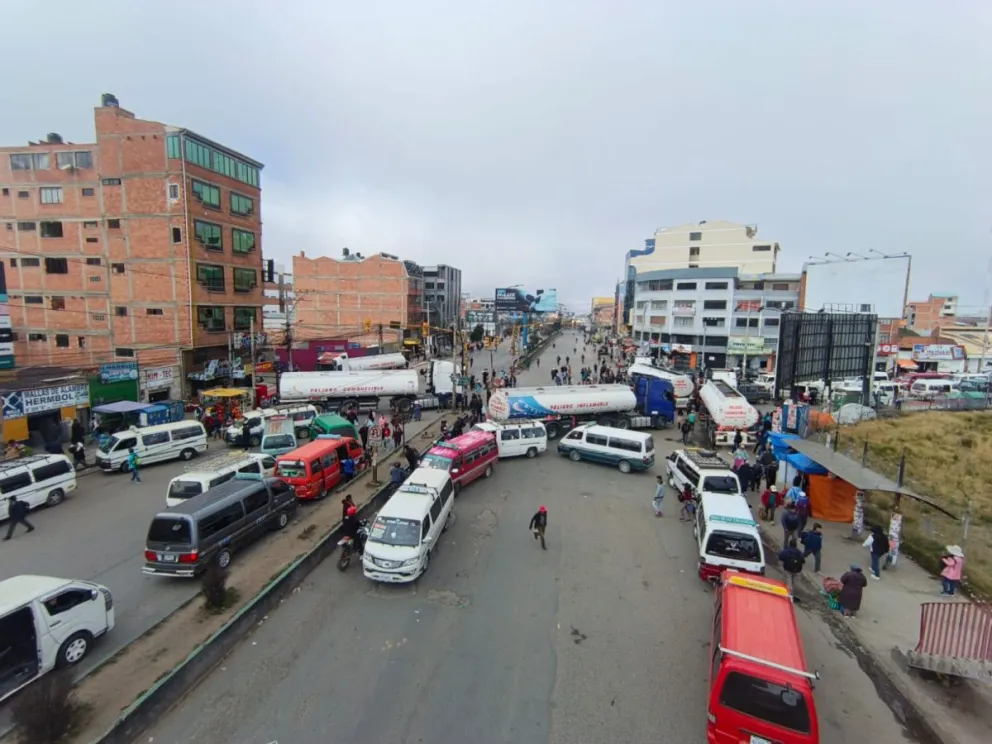 Bloqueo de camiones cisternas en el cruce Viacha, en El Alto. Foto: Marka Registrada  