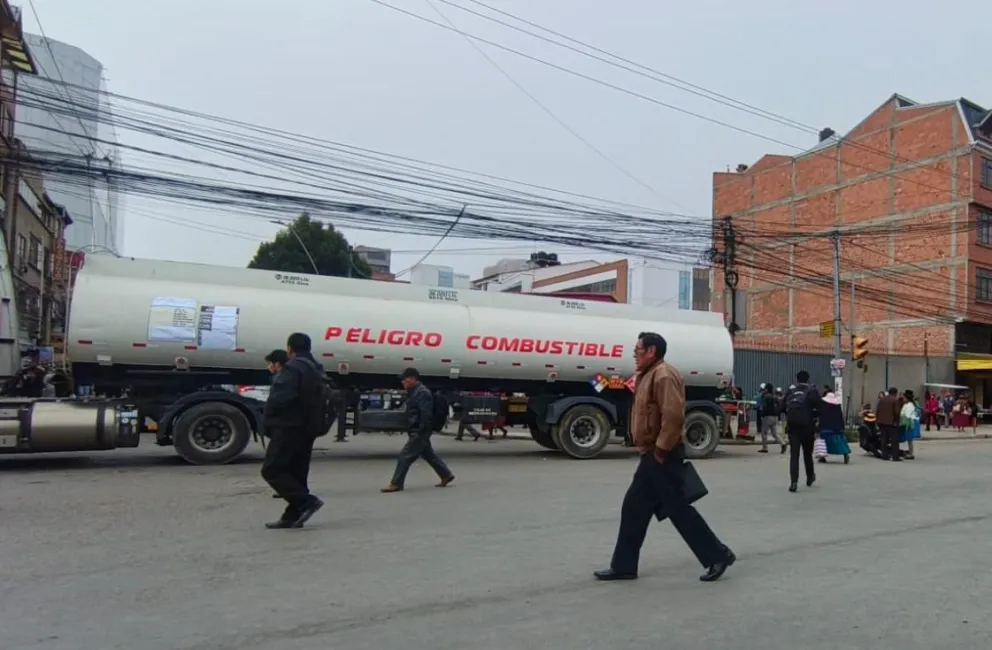 Bloqueo del transporte pesado en el cruce Viacha. Foto: Marka Registrada 
