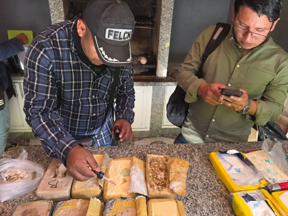 Paquetes hallados en las instalaciones antidroga. Foto tomada de la cuenta de RRSS del viceministro Ernesto Justiniano