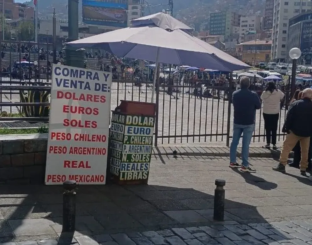 Uno de los puestos de librecambistas, en la esquina de la calle Sagárnaga y la plaza San Francisco de La Paz. Foto archivo: Visión 360