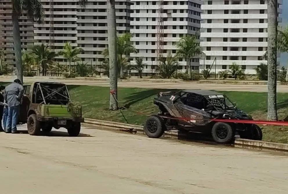 El vehículo de José Pedro Rojas (der.) después del incidente. Foto: Diario Zona Norte