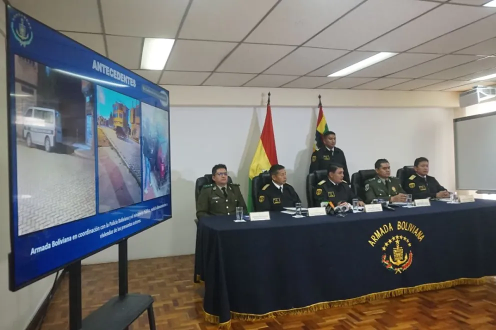 Las autoridades de la Armada y de la Policía en la rueda de prensa de este lunes. Foto: APG 