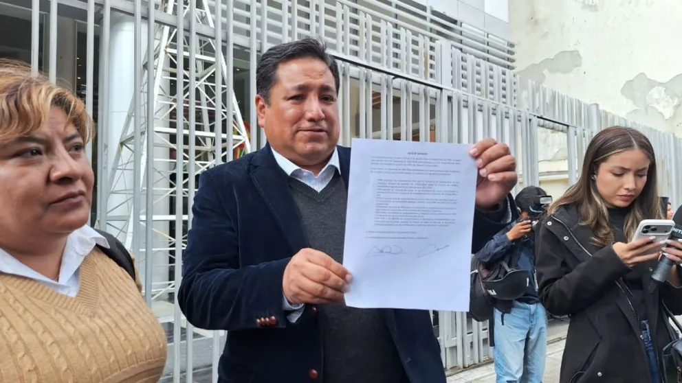 Álvaro Ayllón, presidente de Cadetran, muestra el acuerdo suscrito con YPFB. Foto: Visión 360