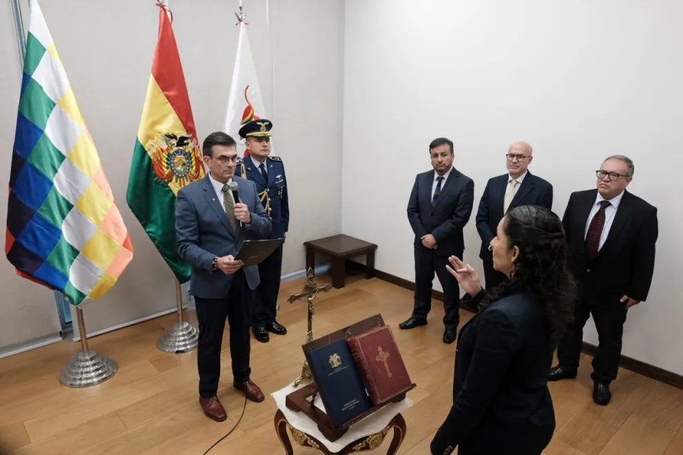 El presidente Rodrigo Paz posesiona a Claudia Cronenbold como presidenta de YPFB. Foto del 30 de marzo: Oficina del Presidente.