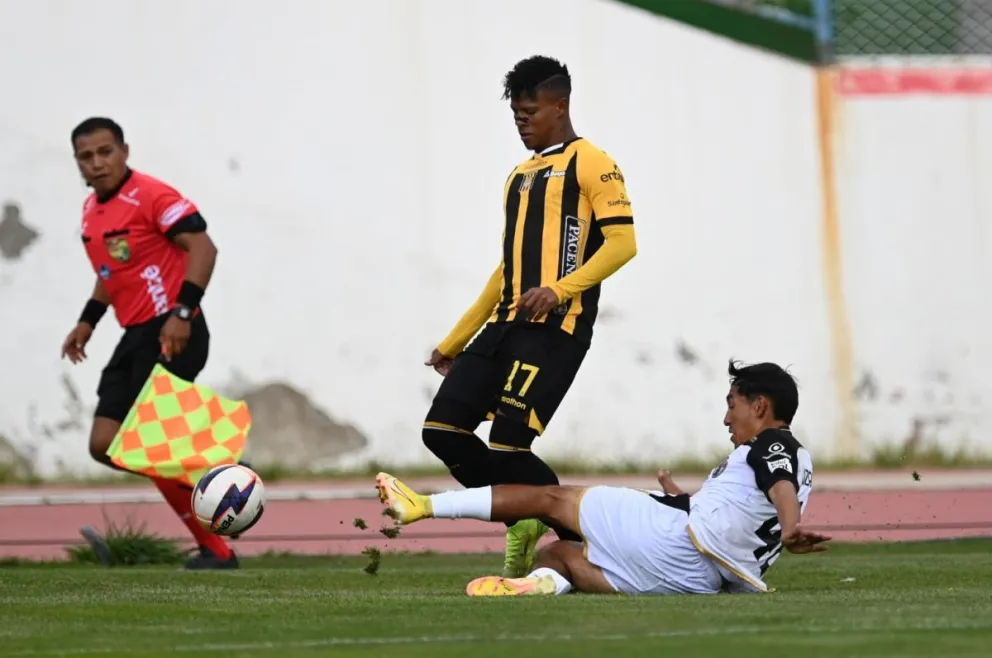 El atigrado Adrián Estacio disputa la pelota con un defensor de Real Oruro. Foto: Agencia Marka Registrada