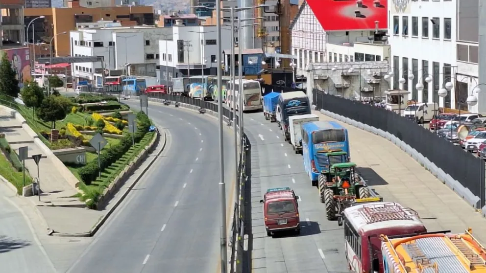 Persisten las filas en la estación de servicio de la Montes. Foto: Visión 360