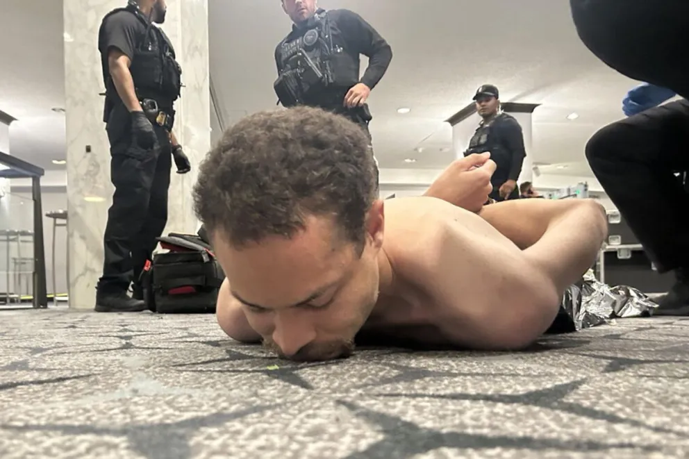 Fotografía difundida en la cuenta oficial @realDonaldTrump de la red social Truth del presidente de los Estados Unidos, Donald Trump, donde se muestra al hombre arrestado por agentes del Servicio Secreto el sábado. Foto: EFE