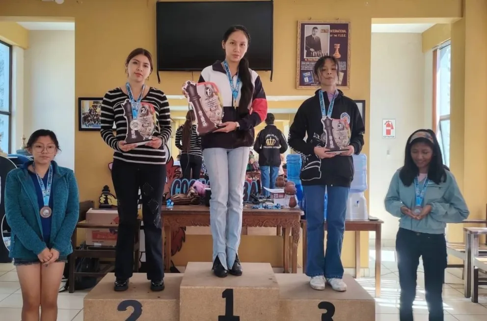 Las premiadas del Sub-18 femenino. Foto: Federación Boliviana de Ajedrez.